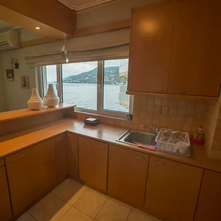 Amazing By The דירה לוטראקי