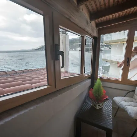 Amazing By The דירה