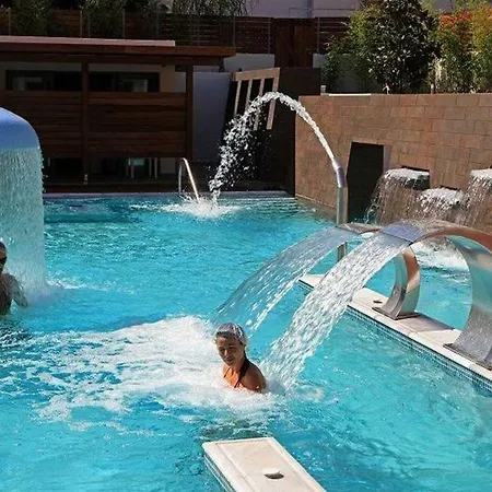 Amazing By The דירה